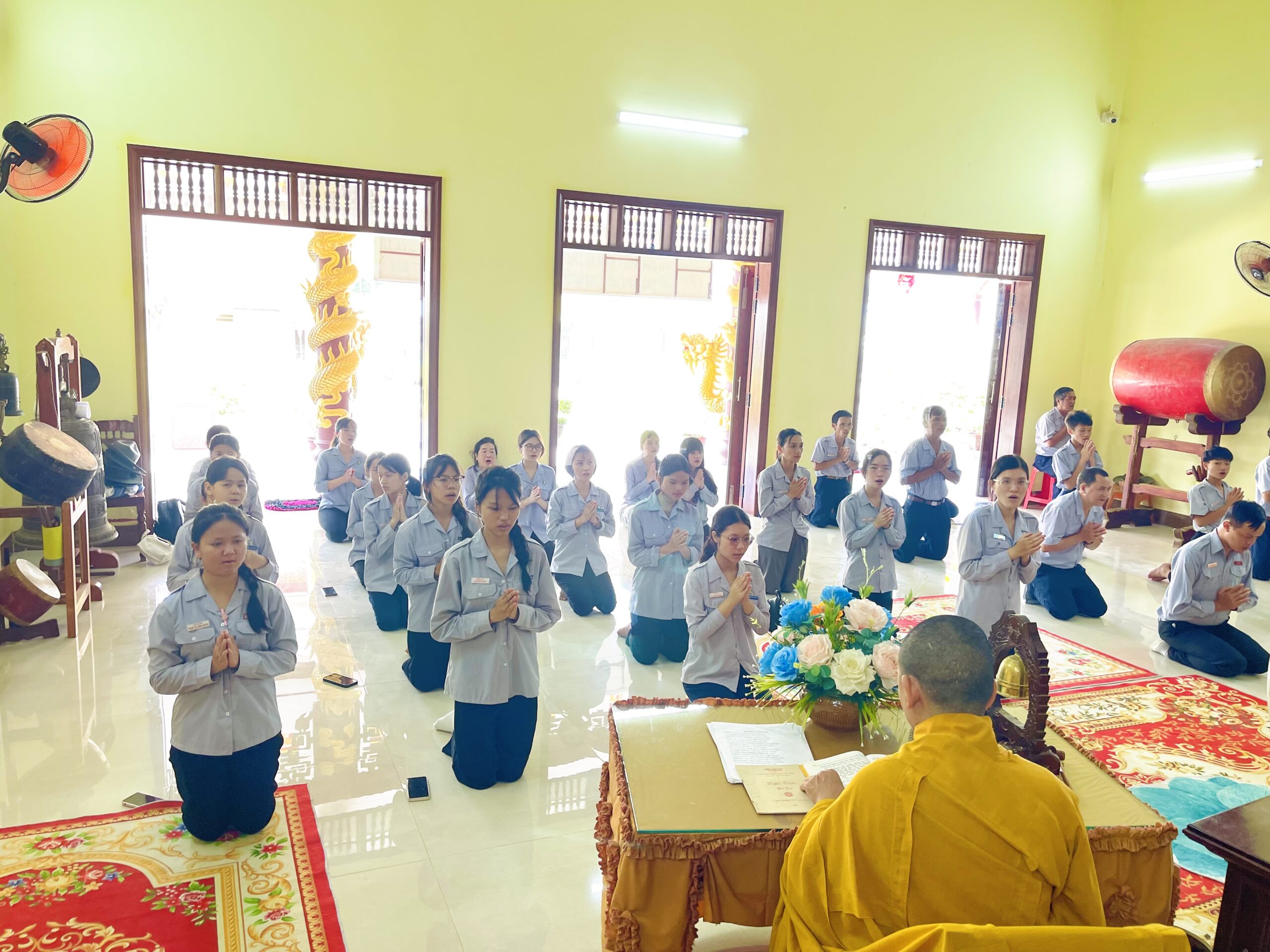 Thượng Toạ Thích Quảng Duyên truyền giới trong Bát Quan Trai